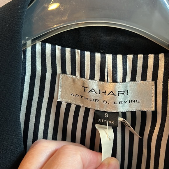 Gorgeous Tahari Navy Skirt Suit Gold Buttons Back Slit Size 8 - Picture 2 of 6